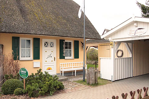 Ferienhaus Fischland Dar Zingst/ Ferienhaus Windflchter / Ferienhaus Zingst - Willkommen in unserem Ferienhaus auf der Ostsee-Halbinsel Fischland-Dar-Zingst im Nationalpark Vorpommersche Boddenlandschaft. Unser Ferienhaus finden Sie im Erholungsort Born am Dar in sehr ruhiger Lage fernab der Durchgangsstrassen.